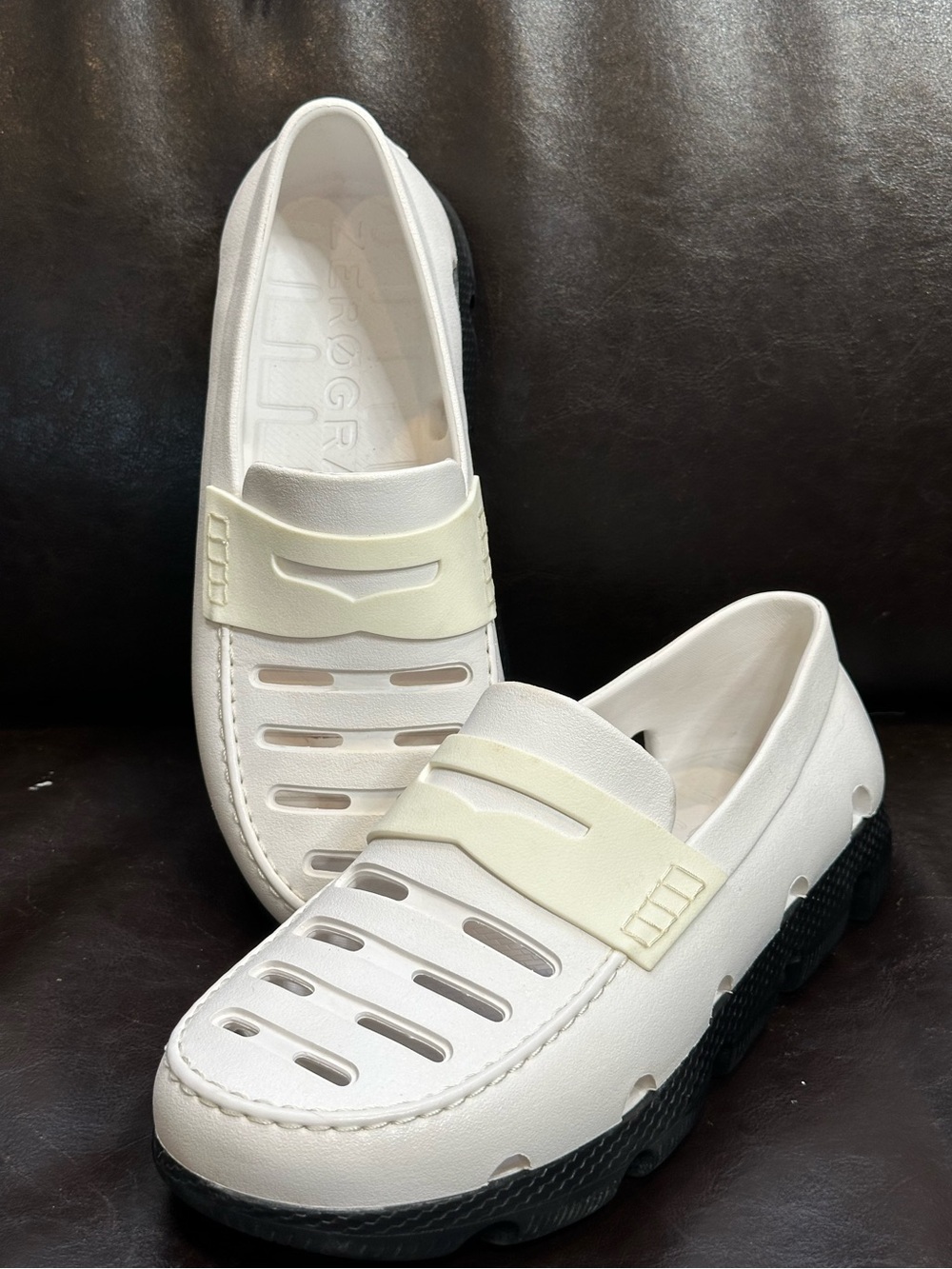 Lightweight EVA foam All-Day loafers - w11/m9 - White with black soles